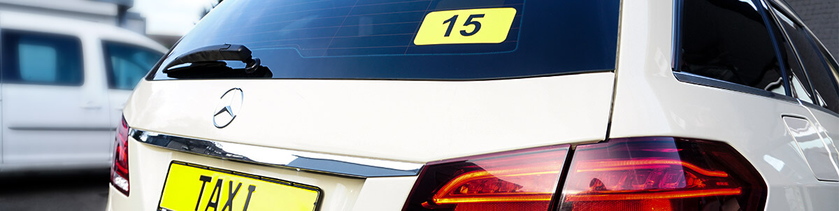 Das Heck eines Mercedes-Taxis mit der Nr. 15 - Auf dem Nummernschild steht schwarz auf gelb 'Taxi' 